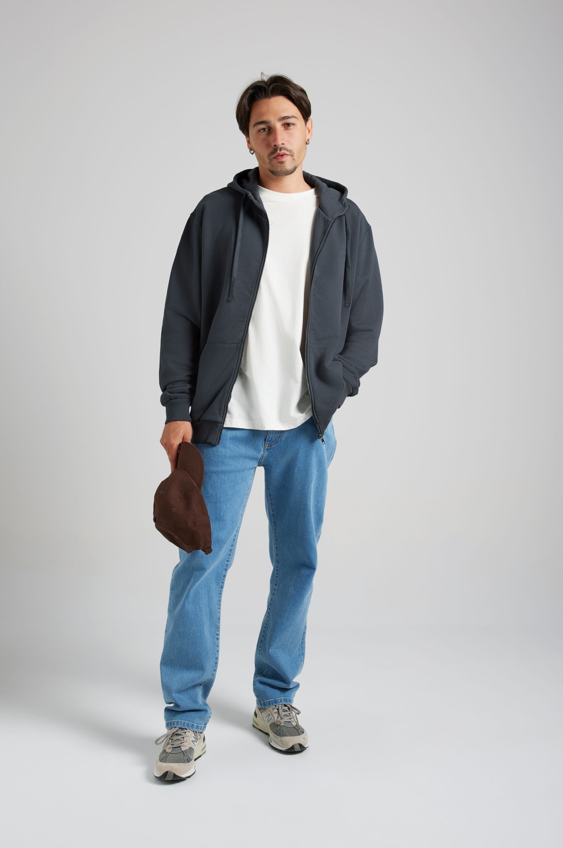 Essential Zip Hoodie Bitumen Grey - model front