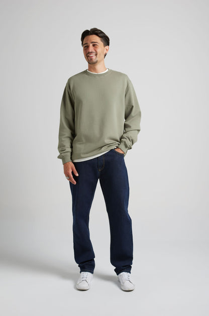 Essential Sweatshirt Agave Green - model front