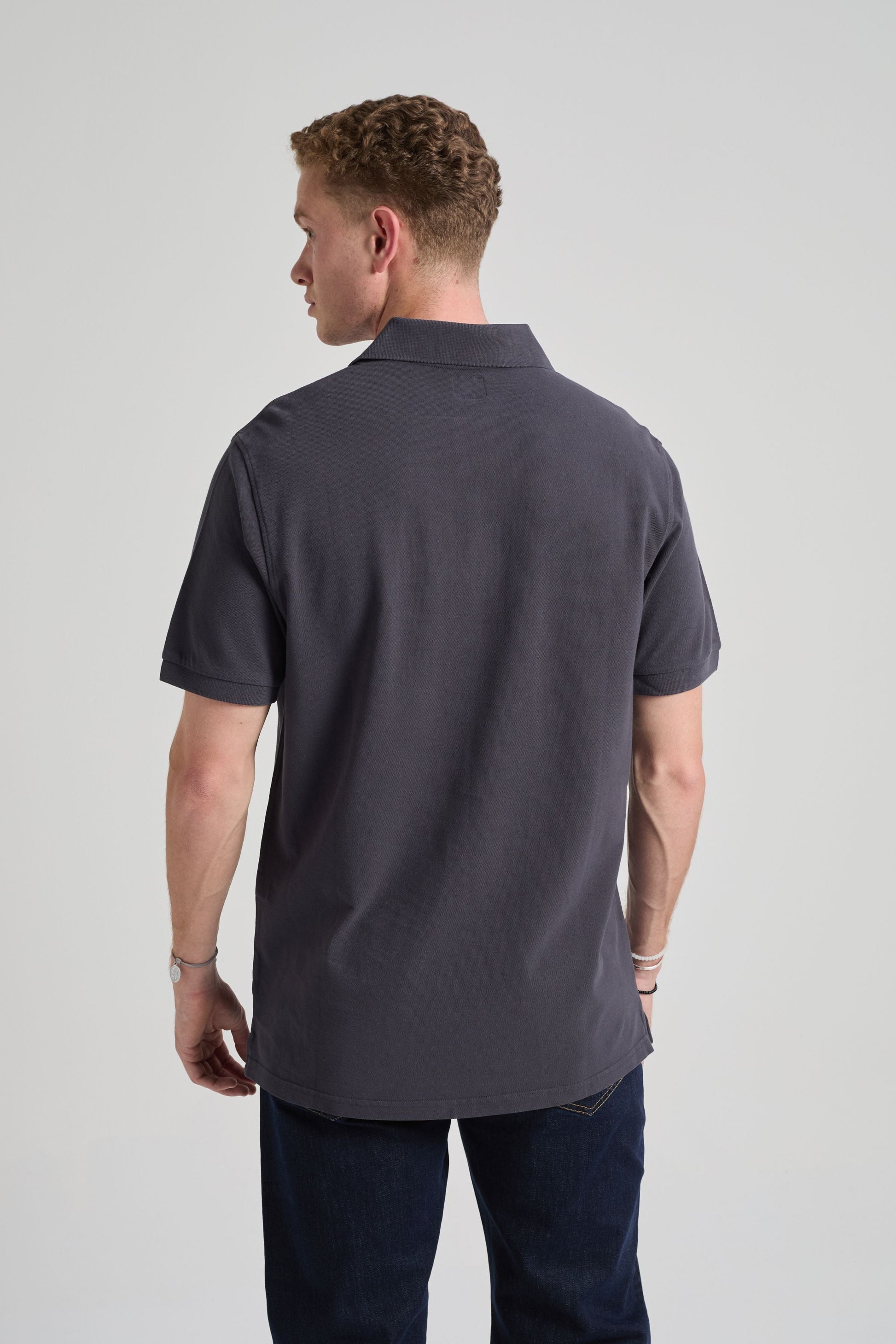 Essential Polo Bitumen Grey - model back