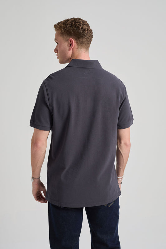 Essential Polo Bitumen Grey - model back
