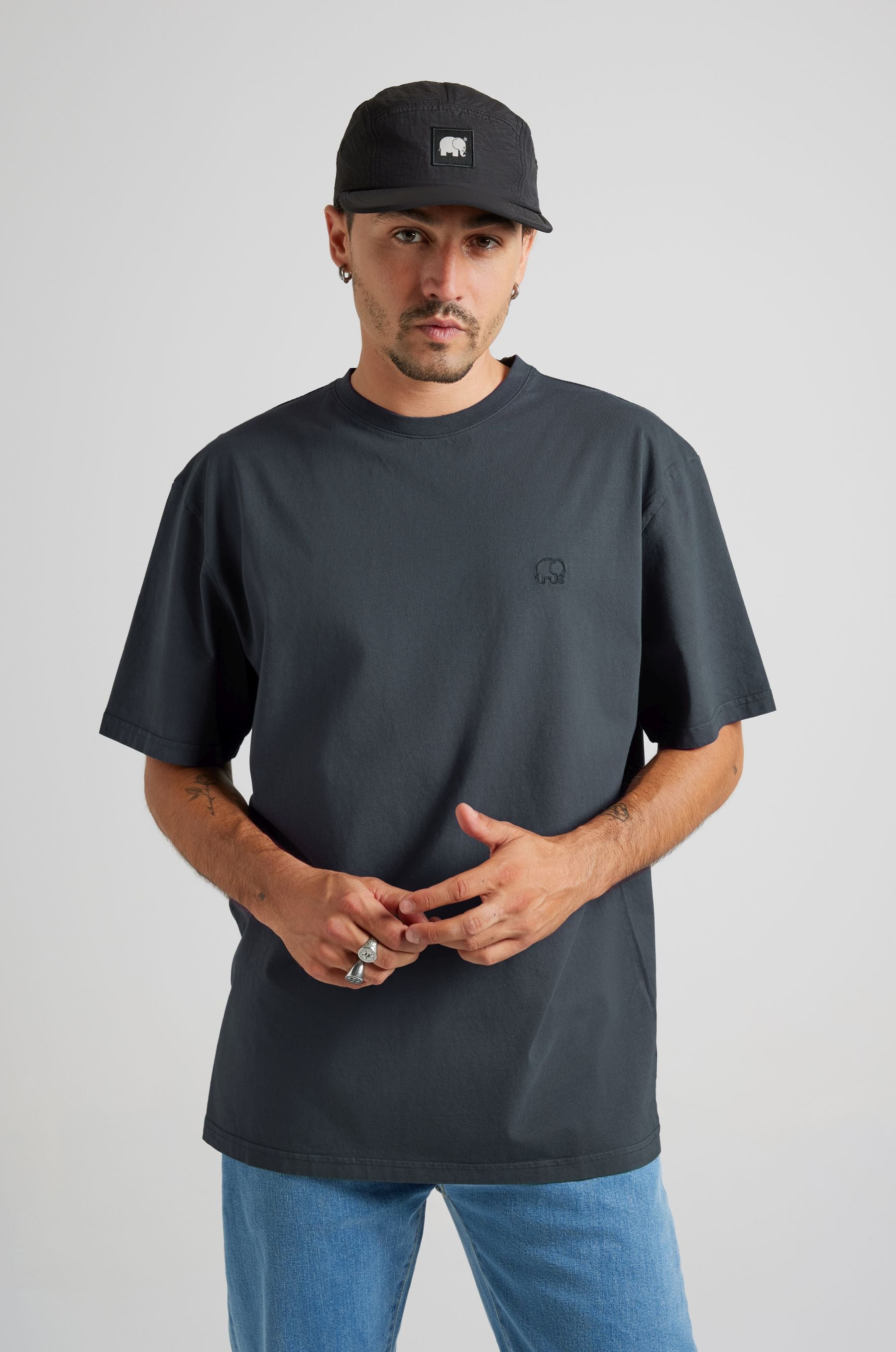 Essential T-Shirt Bitumen Grey - model front