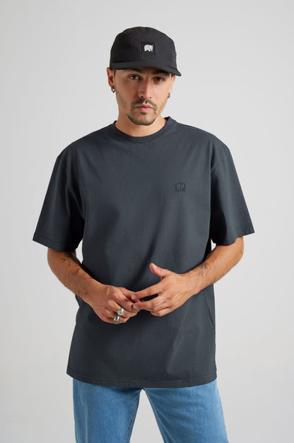 Essential T-Shirt Bitumen Grey - model front