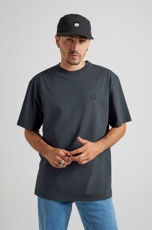 Essential T-Shirt Bitumen Grey - model front