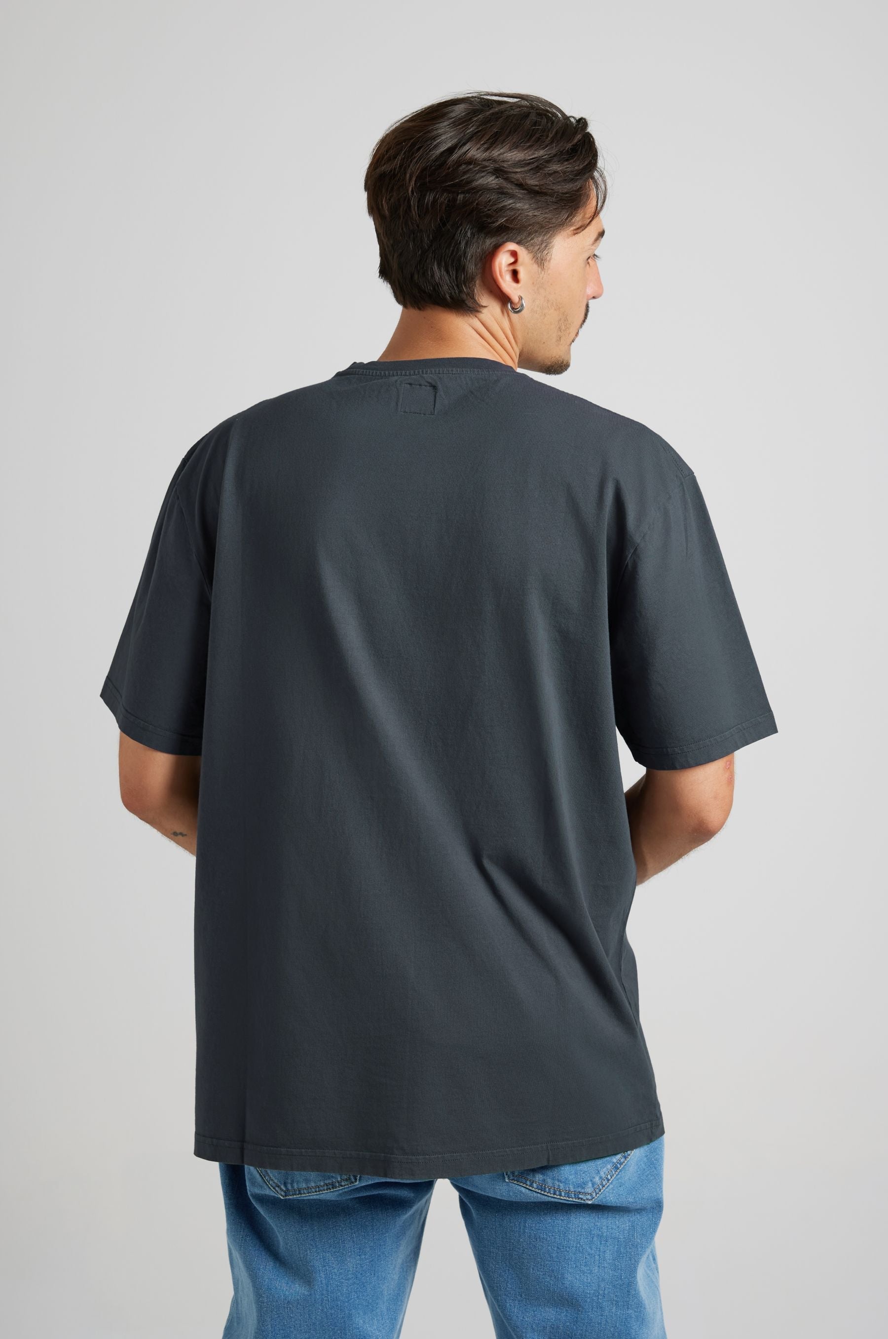 Essential T-Shirt Bitumen Grey - model back