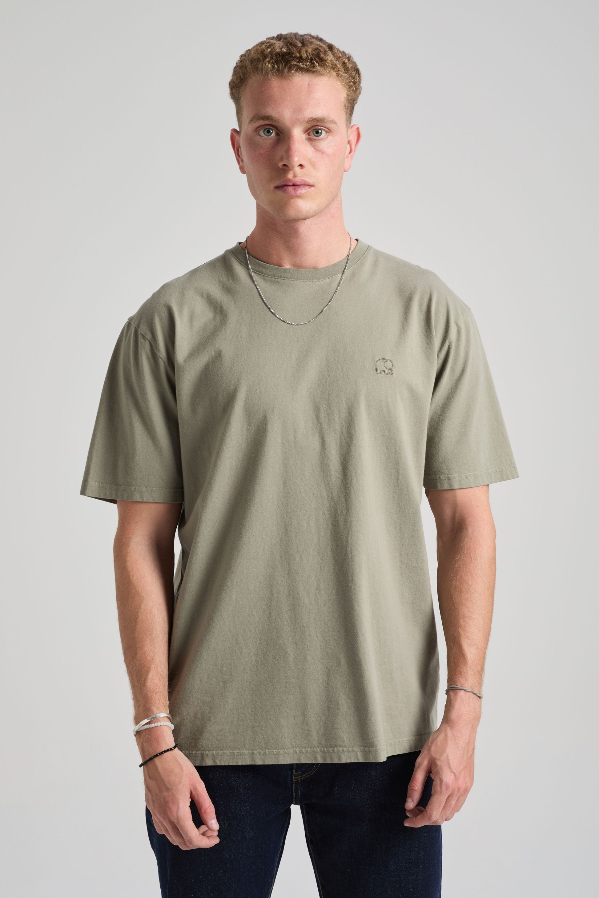 Essential T-Shirt Agave Green - model front