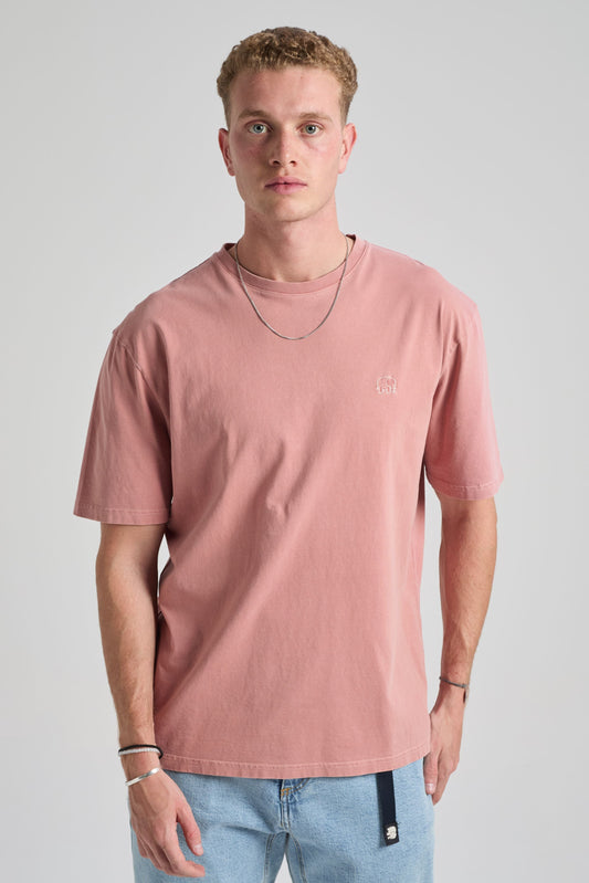 Essential Sunwashed T-Shirt Old Rose - model front